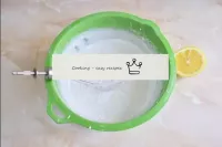 加入檸檬汁。糖粉可以調節釉的稠度。烹飪後立即使用釉料，因為它會迅速幹燥。...