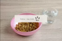 Soak raisins in hot water for 8 minutes, then rins...