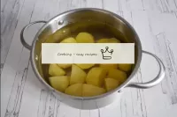 Coloque as batatas limpas na panela, enche-as com ...