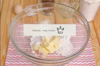 Dans un bol, mélanger le beurre et la poudre de su...