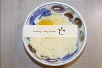把一个鸡蛋扔进去。搅拌。请务必在使用前清洗鸡蛋，因为即使在看似干净的贝壳上也可能存在有害细菌。使用食...