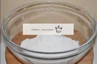 Temos de limpar a farinha na tigela, adicionar sal...