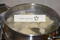在沸騰的鹽水中，放下餃子，煮沸後（當浮出水面時）以6-7分鐘消化。這種面團中的餃子永遠不會消化）它們...