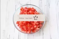 トマトを洗って小さな立方体に切る。フレッシュトマトは、自分のジュースで同じ量の缶詰のカットトマトに置...