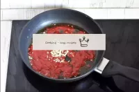 Ajouter la pâte de tomate et l'ail. Frire, en remu...