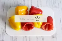 Wash the bell peppers, dry them. Cut off the caps ...