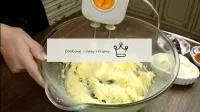 用糖粉攪拌黃油幾分鐘，直到郁郁蔥蔥的奶油狀質量，糖粉完全溶解。...