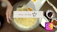 将面粉筛选，然后在几种技术中浸入黄油和鸡蛋中，仔细混合。...