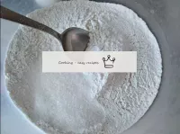 Mezclamos los ingredientes secos: harina, azúcar, ...
