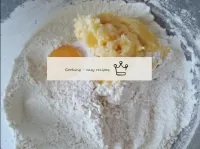 卵を卵黄とタンパク質に分けます。小麦粉の混合物に卵黄と油を追加します。...