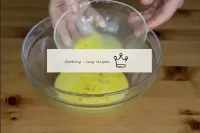 在一個單獨的碗裏，放下雞蛋，放下一湯匙雞蛋，在烘烤前潤滑烤箱。...
