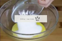 К большей части яиц добавьте сахар, соль и ванильн...
