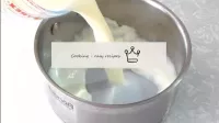 我把牛奶倒入锅里加热。...