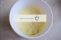 Dans un bol confortable pour préparer la pâte, mél...
