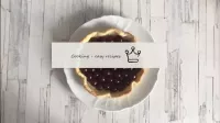 Legen Sie die Kirschbeeren auf den fertigen heißen...