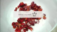 预先将草莓浆果倒入2汤匙的淀粉中，无论它们是否渗出或破坏馅饼的外观。加入解冻的苹果，再搅拌一下。尝试...
