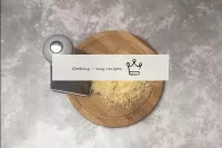 Frotter le fromage sur une petite râpe. C'est ains...
