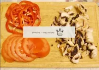 在烤肉时，用蘑菇板，甜椒和西红柿切成薄片。...
