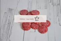 Coupez également le salami en fines tasses. ...