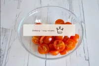 Laver les tomates cerises, les sécher et les coupe...