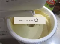 Dans une vaisselle séparée, battre le beurre jusqu...