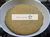 هذا ما تبدو عليه الكعكة الأولى بعد الخبز. ...