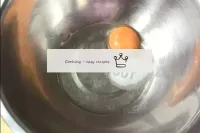 Para la masa, rompa en un tazón grande el huevo. A...