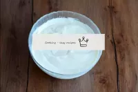 Interviene suavemente la crema batida en la crema ...