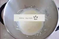 في وعاء الخفق، يُمزج البيض مع السكر ويُخفق حتى ينض...
