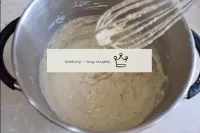 La pâte prête n'est ni liquide ni très épaisse. À ...