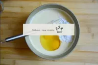 酸奶油（脂肪为15％）与糖粉，香草tin剂和鸡蛋混合。...