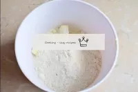 Para preparar a massa, junte a manteiga sólida à f...