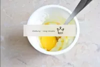 Misture os ovos separadamente com o smetana. ...