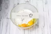 在一個碗裏，連接酸奶油，雞蛋，面粉，糖和香草糖。...