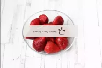 现在准备好馅料。草莓可以根据季节使用新鲜或冷冻。在新鲜的草莓中，取出尾巴，将浆果冲洗并干燥。冷冻浆果...