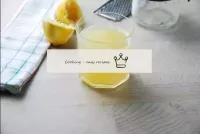 Drücken Sie den Saft aus den Zitronen (die Menge a...