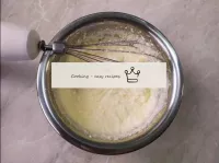 首先，为馅饼准备面团。在酸奶油，糖和软黄油的碗中用花冠搅拌至均匀状态。...
