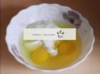 La crème sure est mélangée aux œufs jusqu'à homogé...