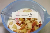 Añadir manzanas enfriadas con pasas a la masa. Cui...