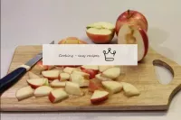 Яблоки нарезать не очень мелко, но и не крупно. Чи...