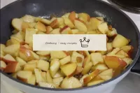 蘋果酸味後代：黃油放在冷鍋裏，打開中熱。將蘋果放入融化的黃油中，加入2st. l。糖, 葡萄幹, 誰...