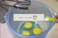Preparar la masa: Los huevos con sal se baten lige...