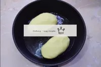 Frite os bolos de batata dos dois lados até à cor ...