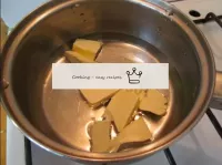バターやマーガリンをピースで水に入れ、適度な熱を入れて沸騰させる...