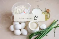 如何在kefira上制作洋蔥和雞蛋餡餅？為此準備必要的成分。先在沸水中煮雞蛋7-8分鐘。然後將熱水排...