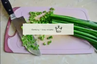 要準備餡料，請細切一束綠洋蔥。...