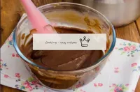 その後、チョコレートが完全に溶けるまでクリームをよく混ぜる。ところで、この段階では、チョコレートの苦...