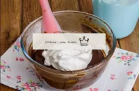 Gently interfere with the whipped cream in the coo...