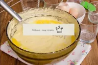 Le beurre est fondu et versé sur la paroi du bol d...
