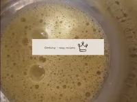 Numa panela separada, o ovo é batido com uma coroa...